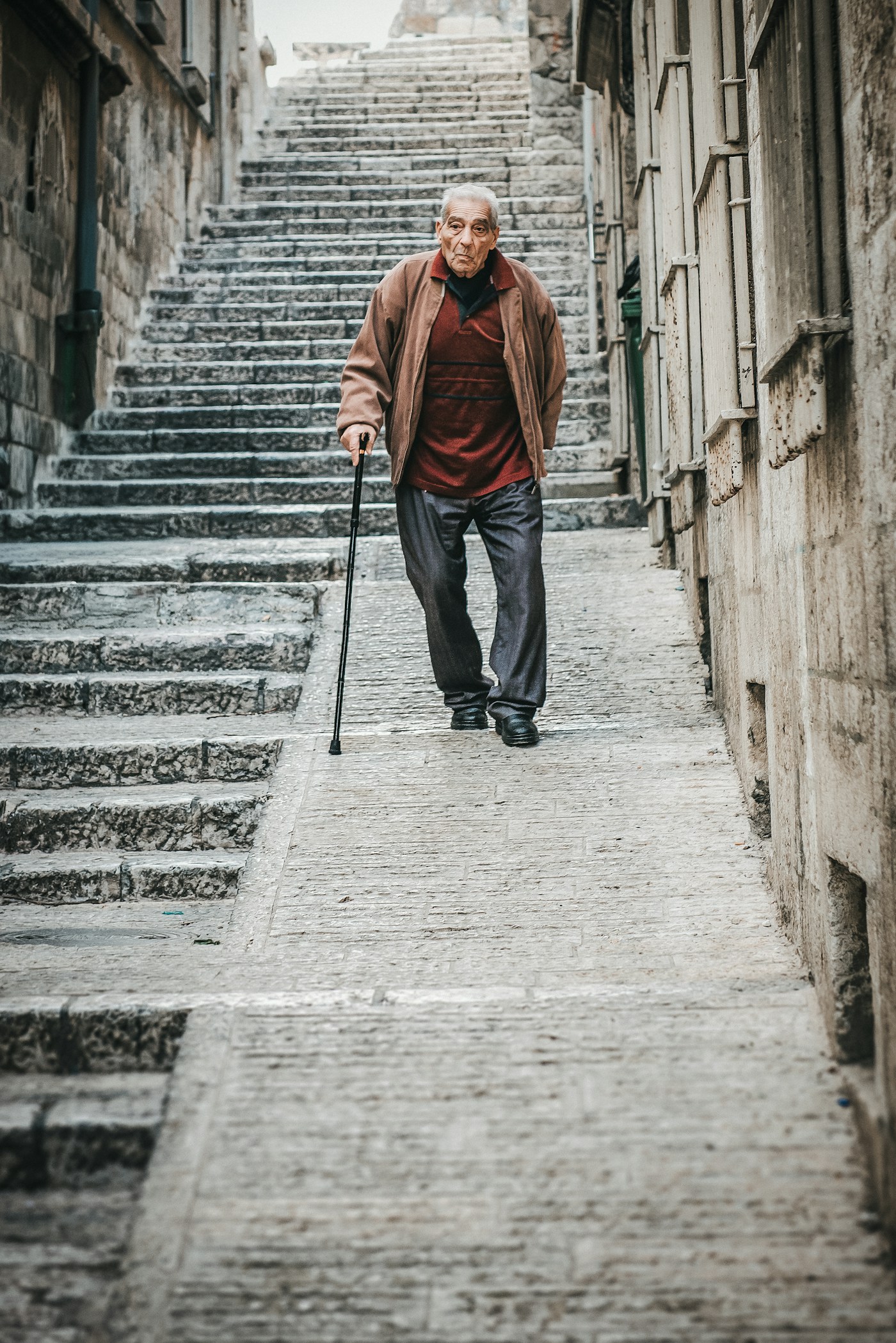 Persona mayor caminando con bastón — fisioterapia geriátrica